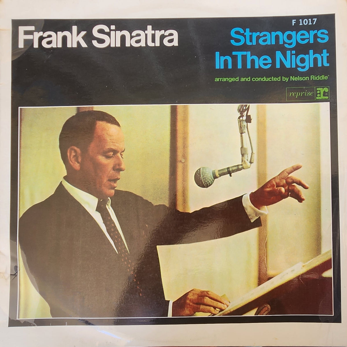 Frank Sinatra – Strangers In The Night